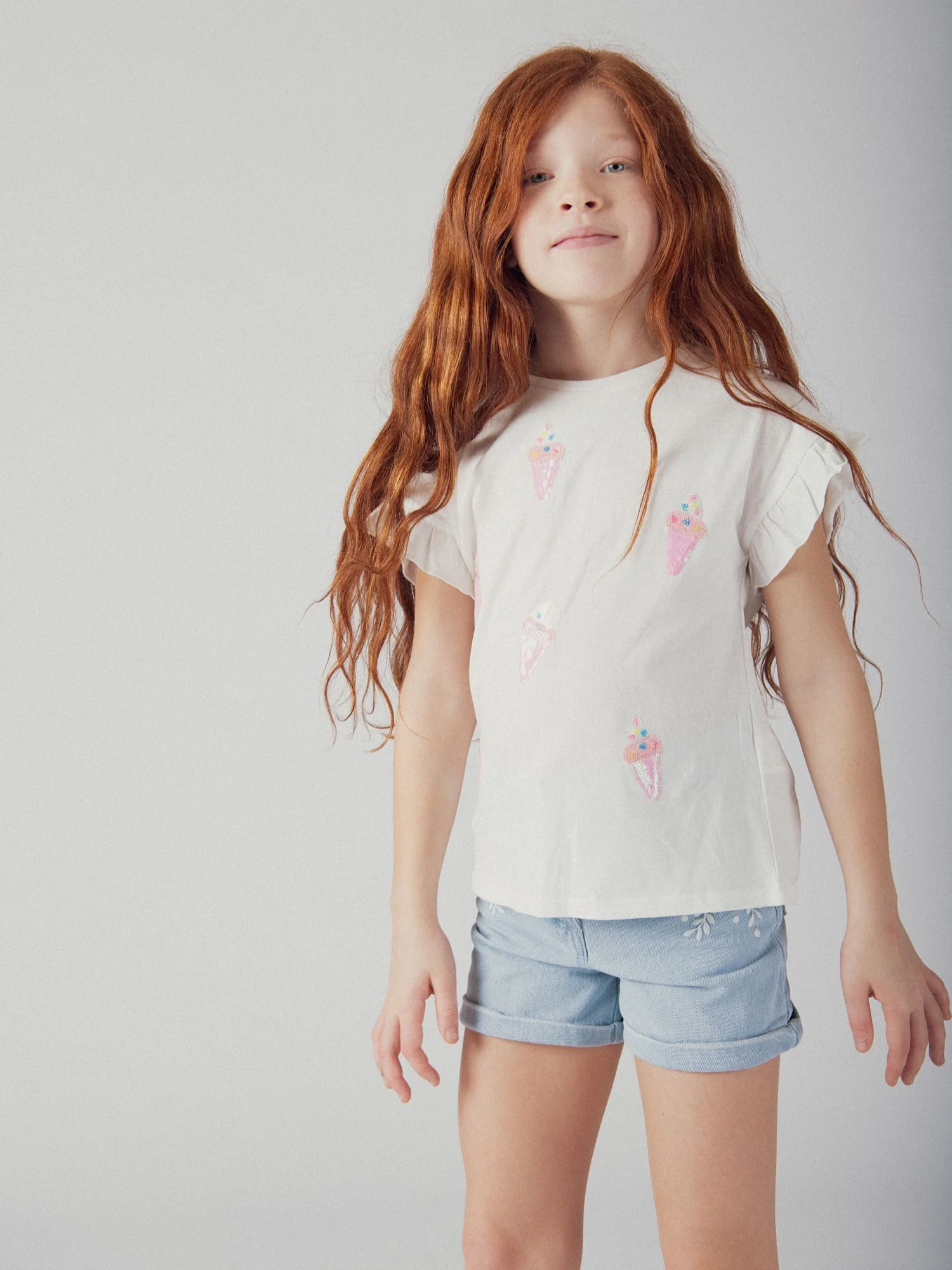 Short en denim bleu et broderie florales pour fille - Image 2
