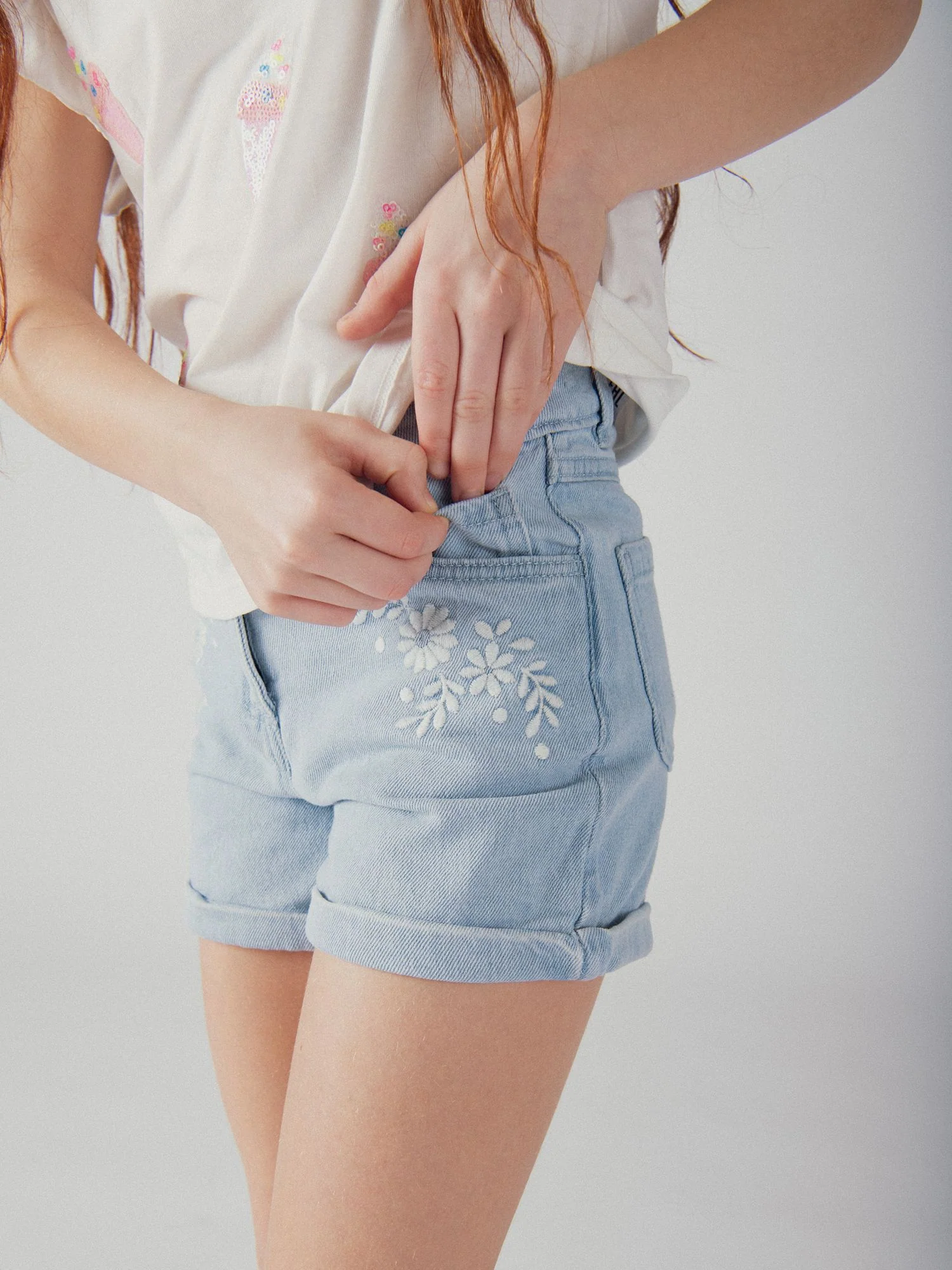 Short en denim bleu et broderie florales pour fille - Image 3