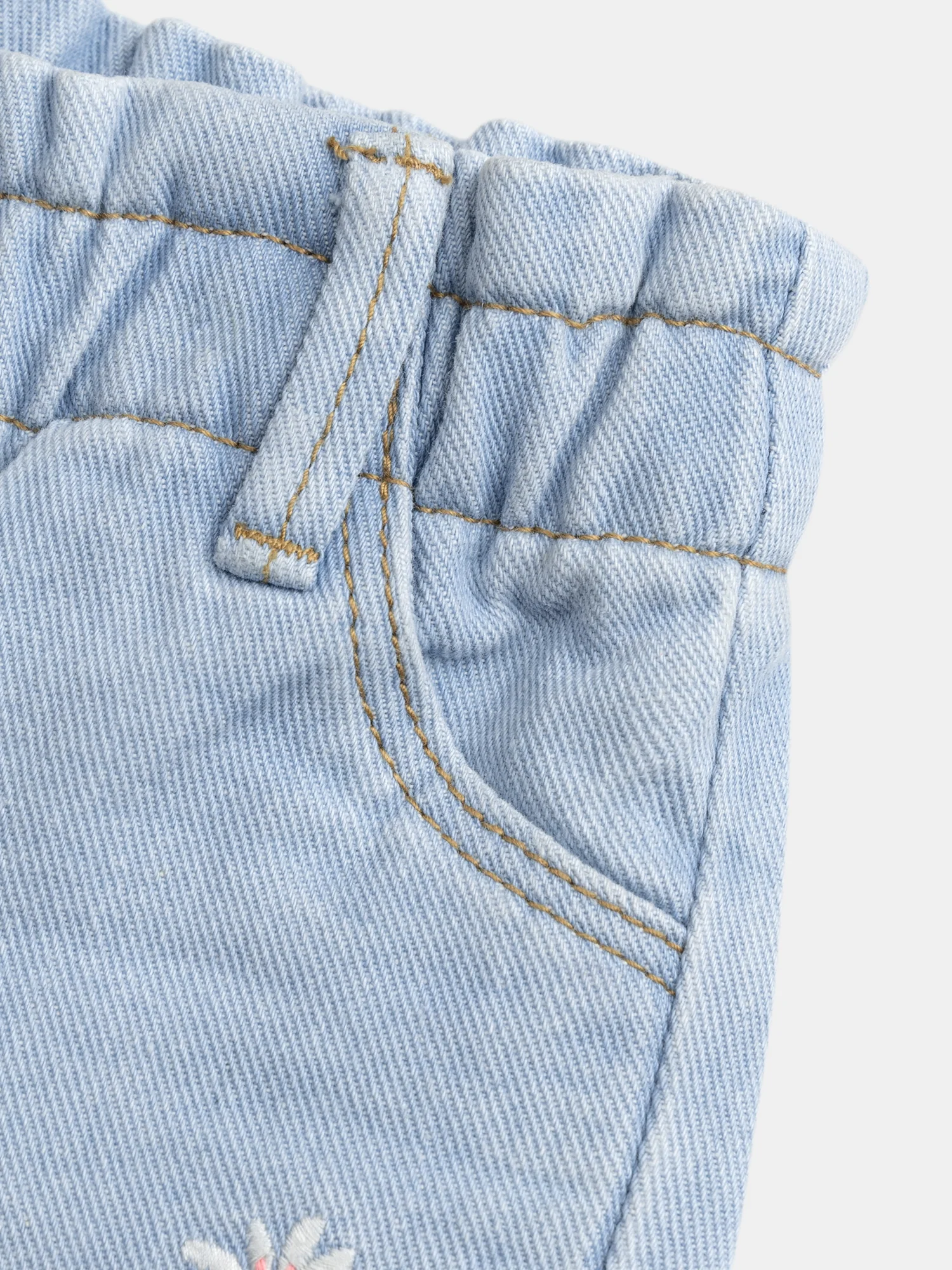 Short en denim léger avec taille volantée et broderie fleur pour bébé fille - Image 3