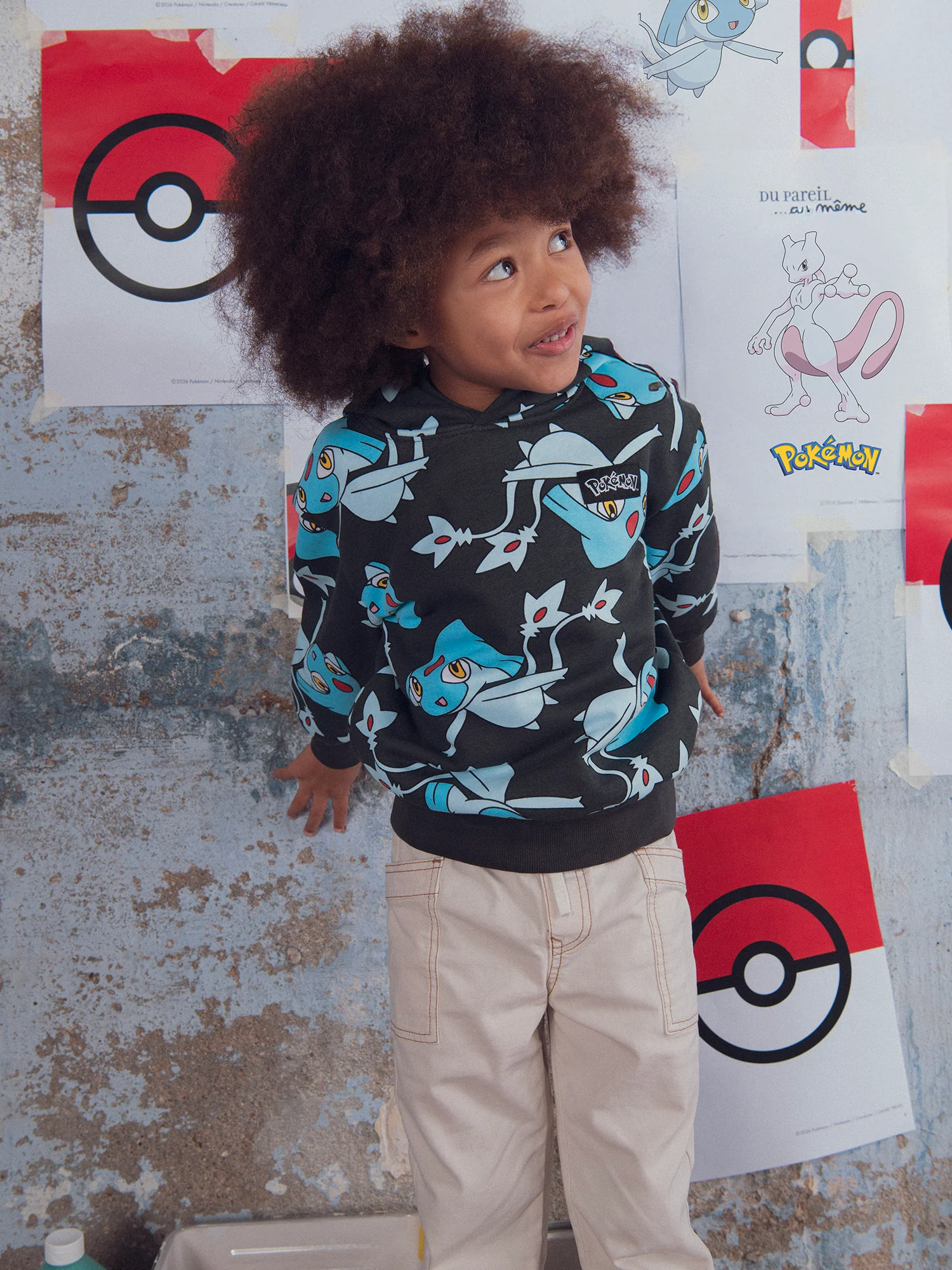 Sweat gris imprimé Pokémon Créhelf et Créfadet - Image 3