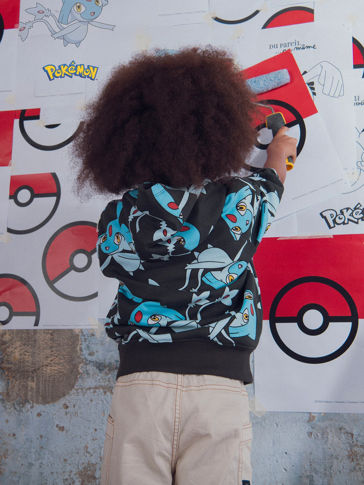 Sweat gris imprimé Pokémon Créhelf et Créfadet - Image 4