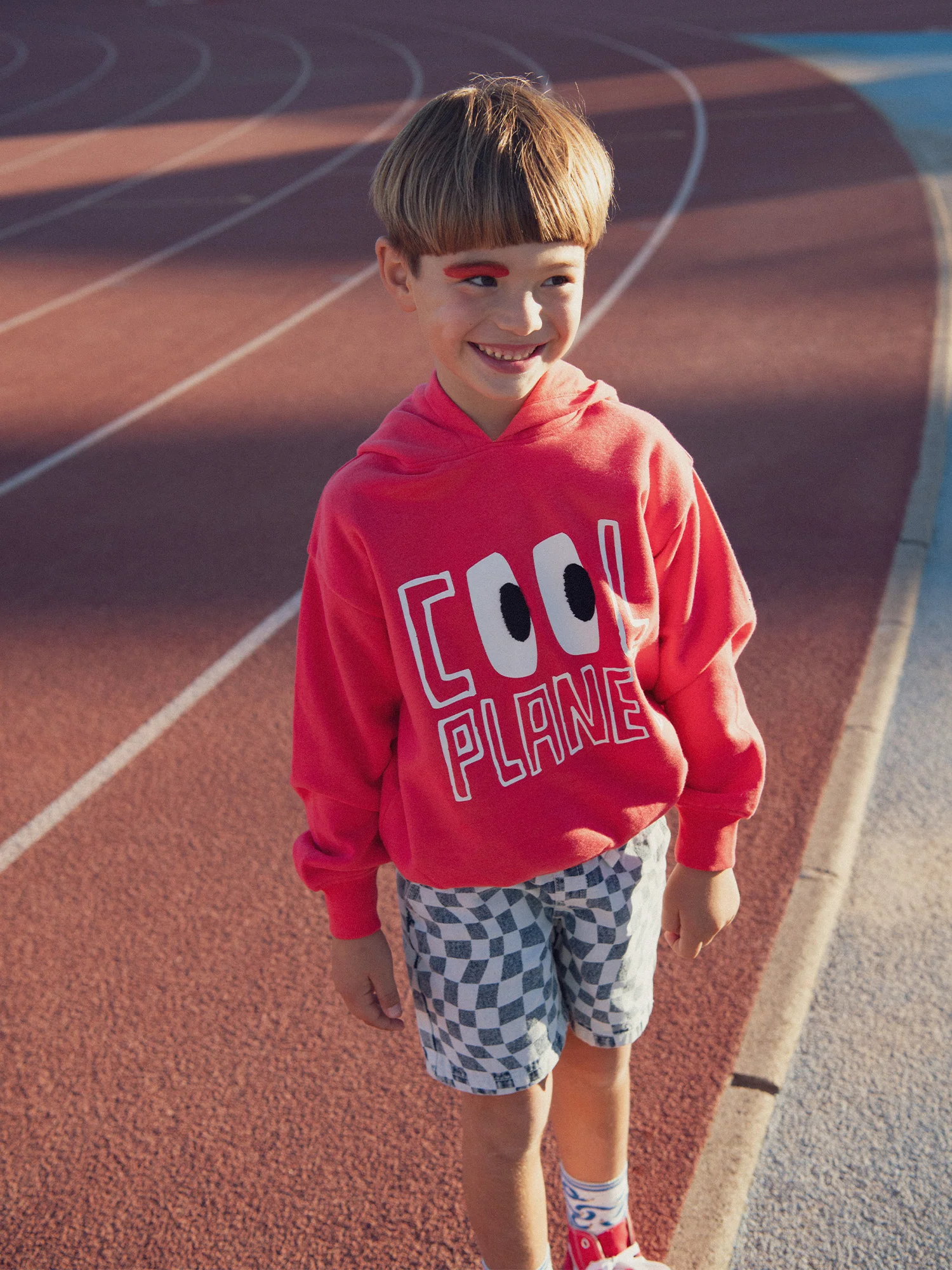 Sweat rouge à animation et capuche pour garçon - Image 2