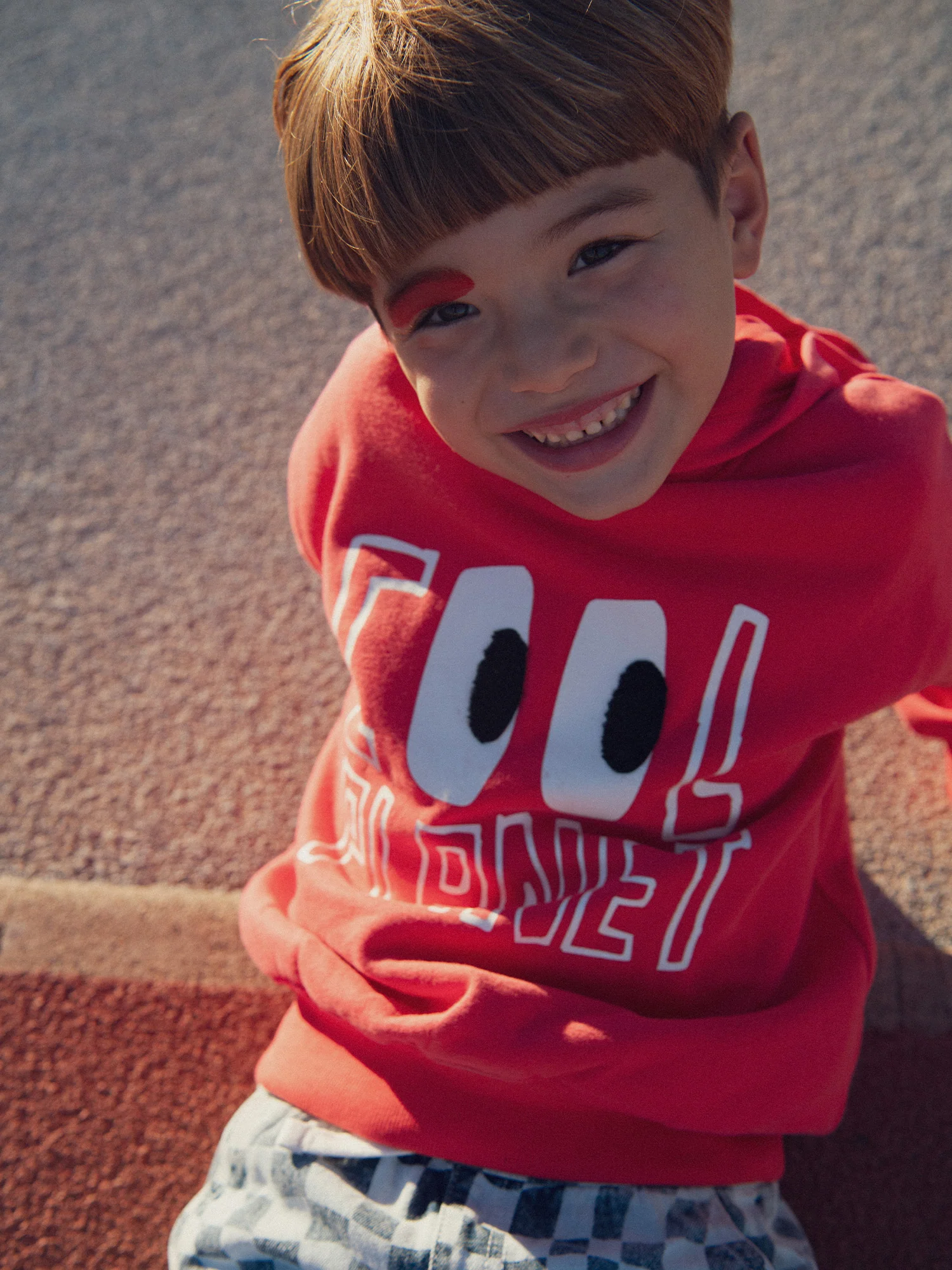 Sweat rouge à animation et capuche pour garçon - Image 6