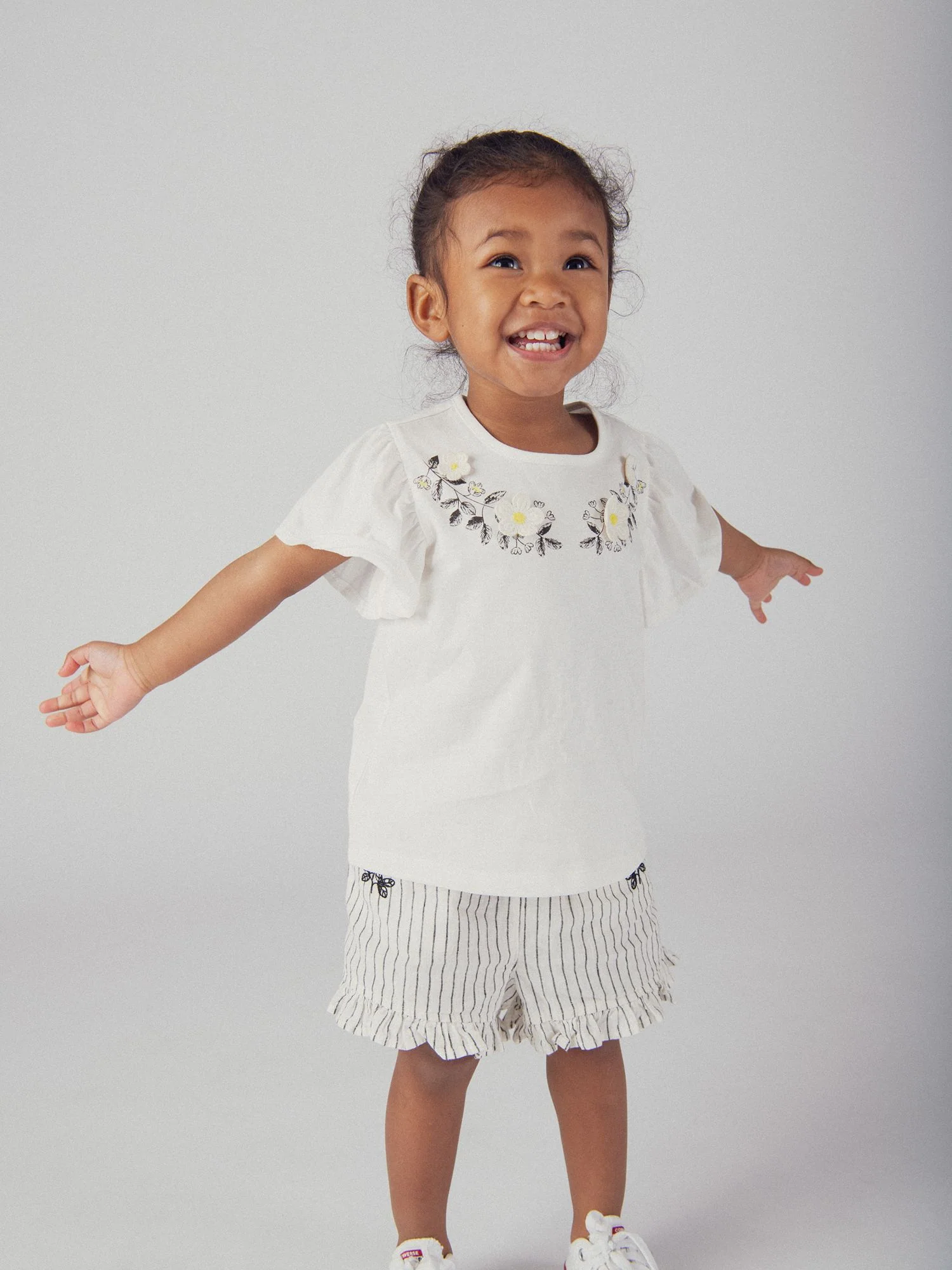 T-shirt brodé à fleurs écru avec manches volantées pour bébé fille - Image 2