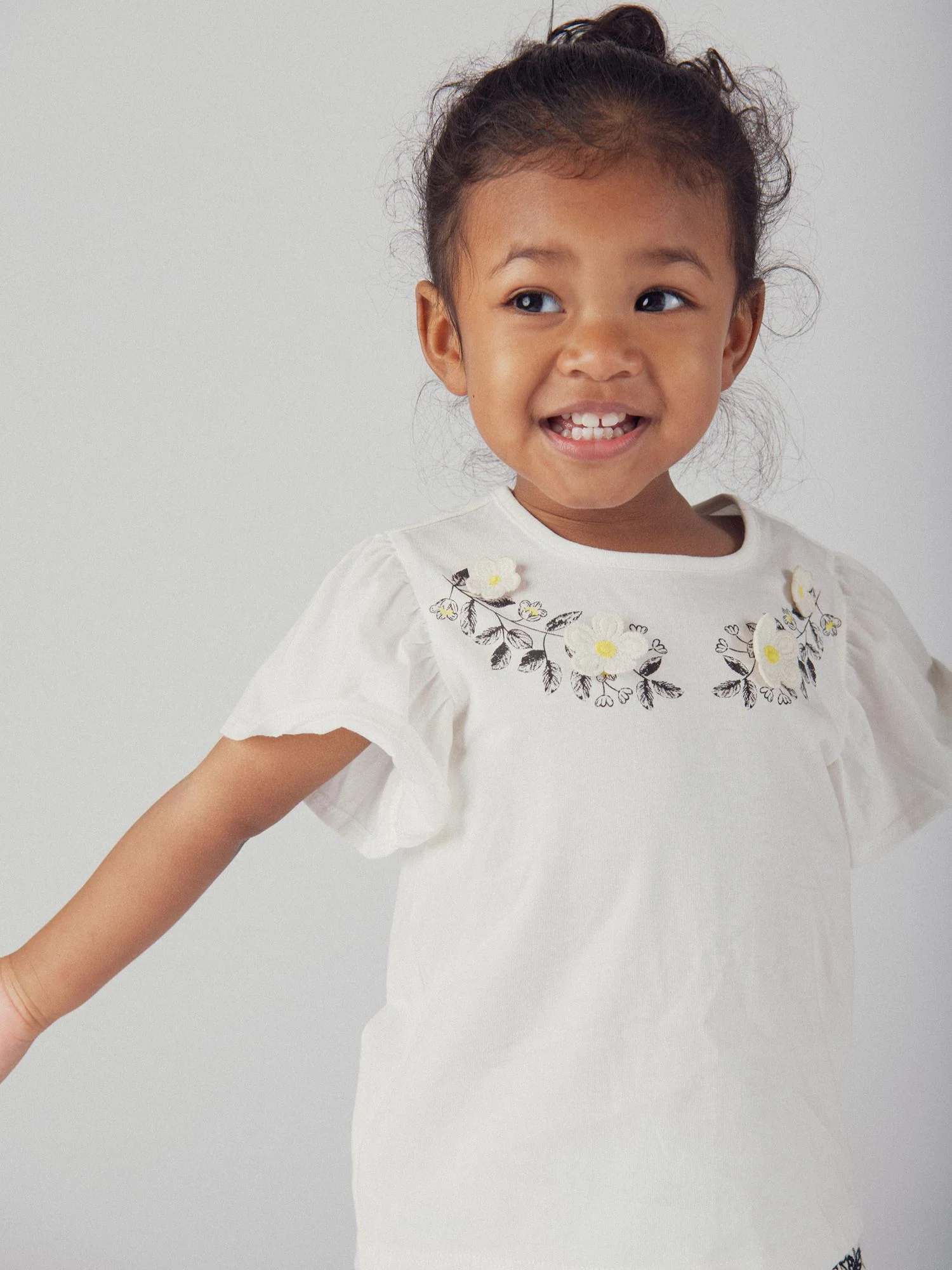 T-shirt brodé à fleurs écru avec manches volantées pour bébé fille - Image 3