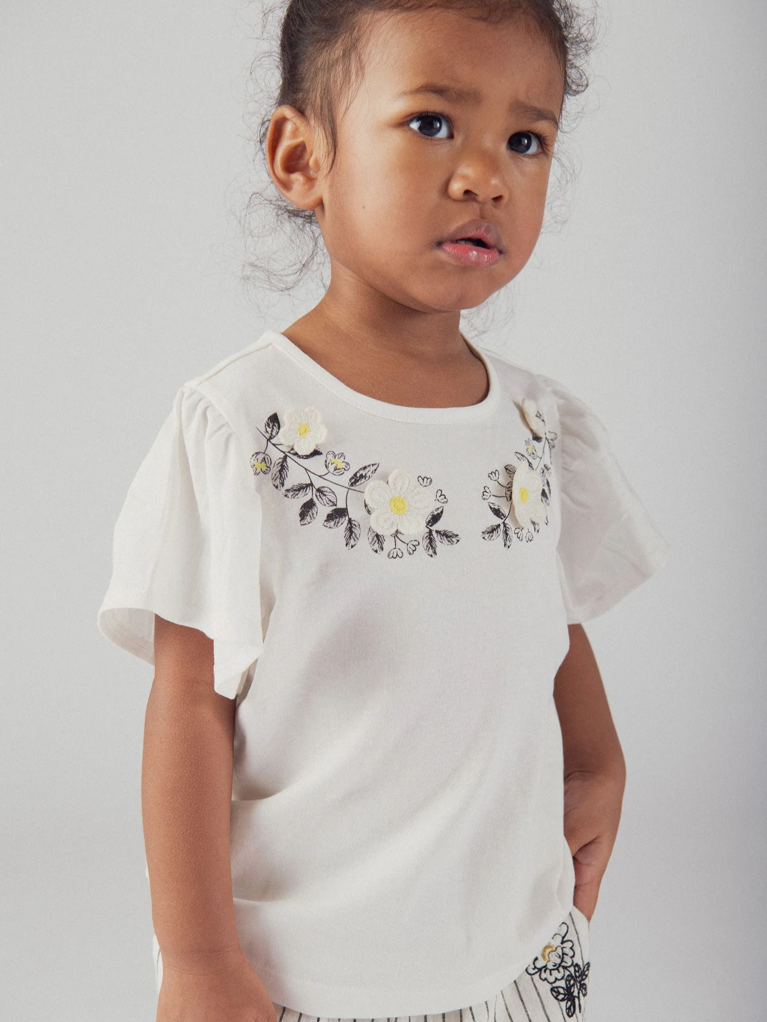 T-shirt brodé à fleurs écru avec manches volantées pour bébé fille - Image 4