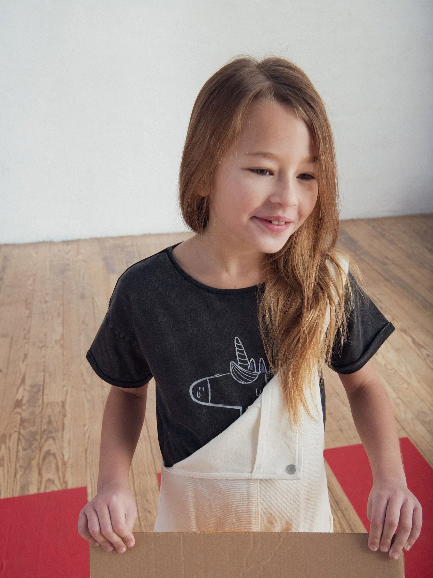 T-shirt gris foncé animation licorne pour fille - Image 2