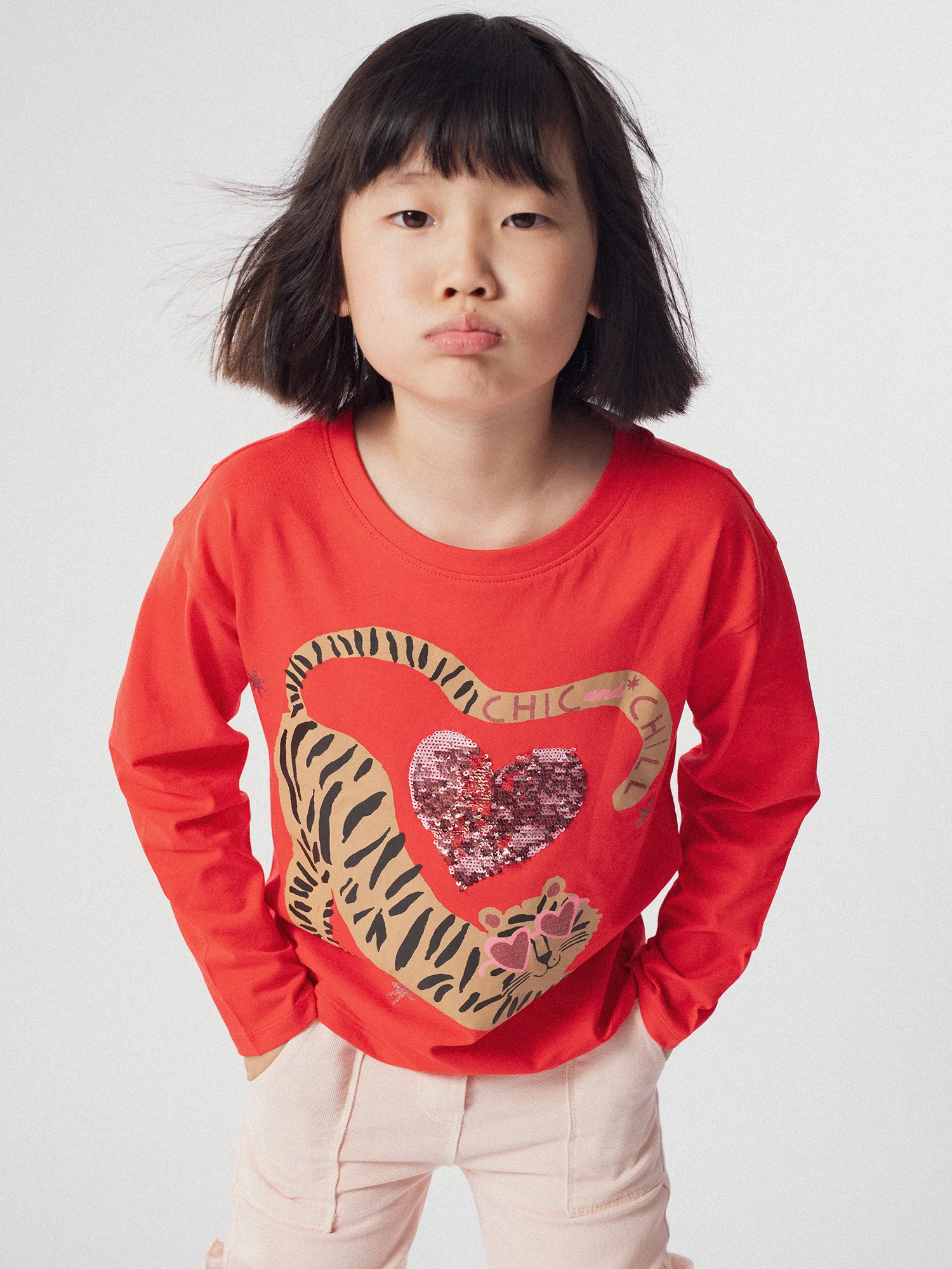 T-shirt manches longues rouge animation tigre et coeur sequins magiques - Image 2