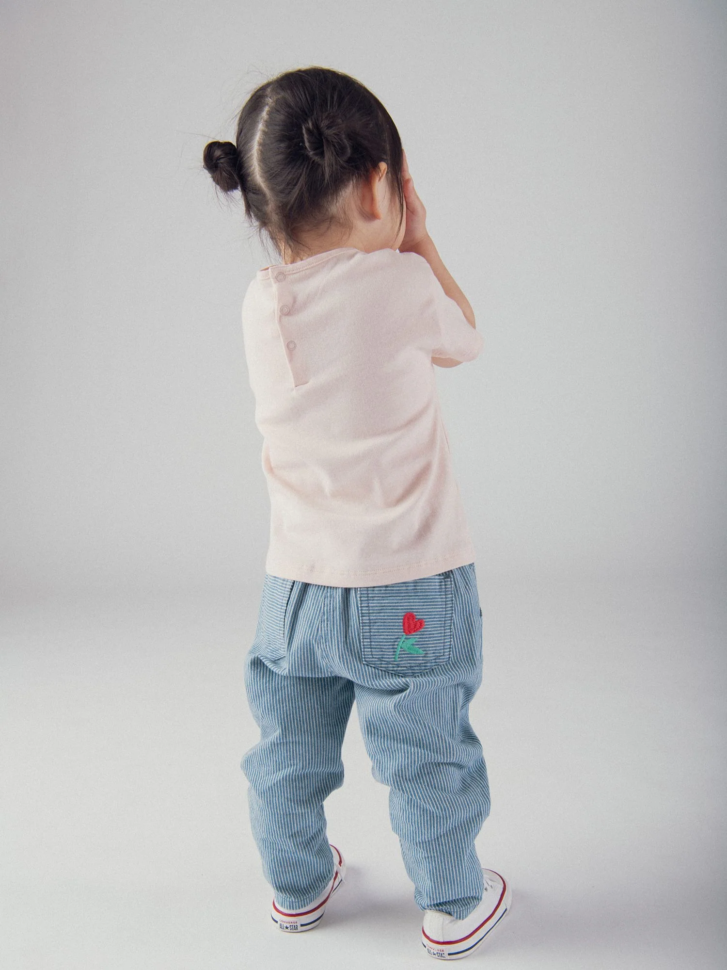 Pantalon rayé en denim avec broderies fleurs pour bébé fille - Image 7