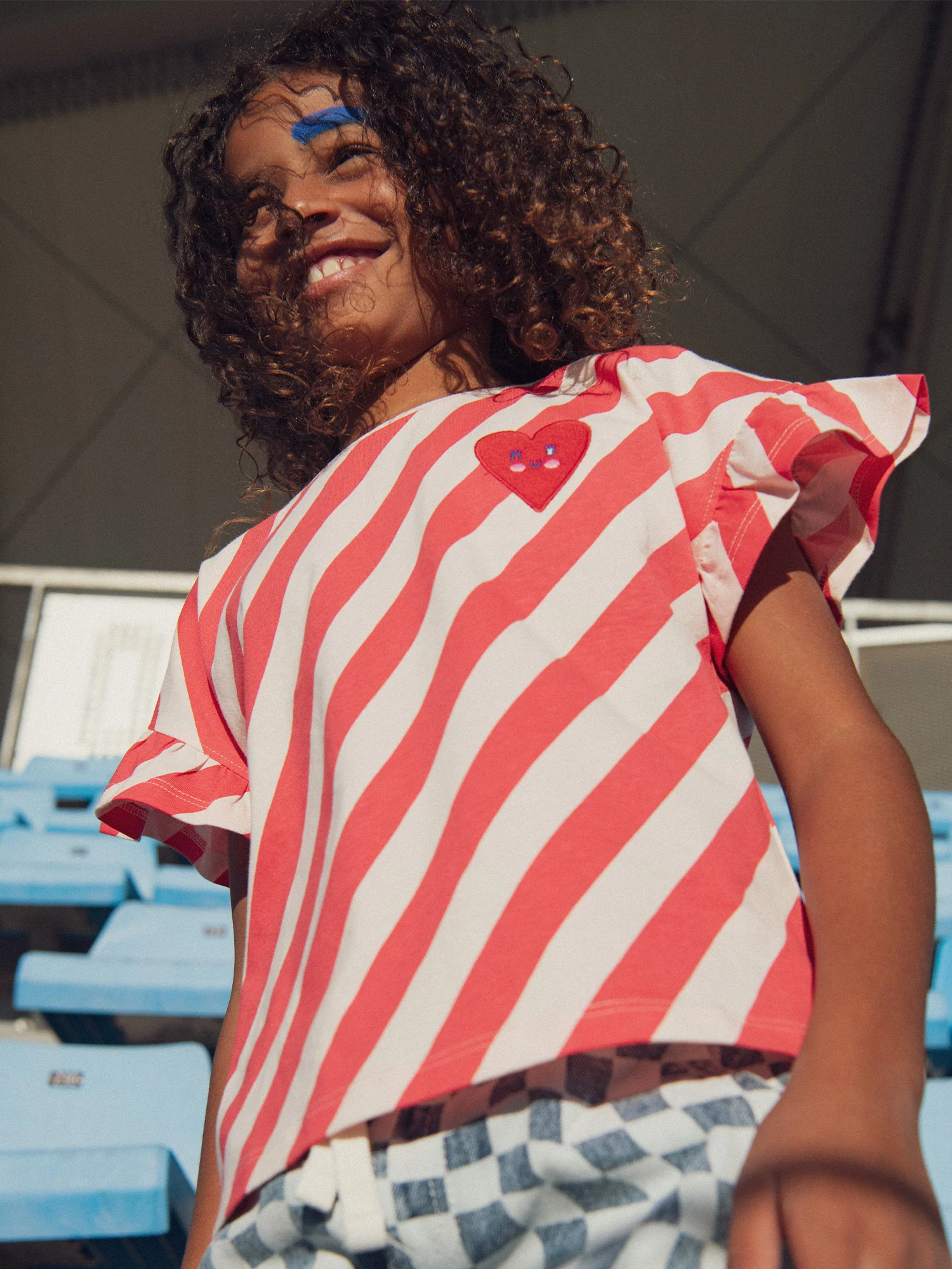 T-shirt rose rayé manches courtes avec badge pour fille - Image 2