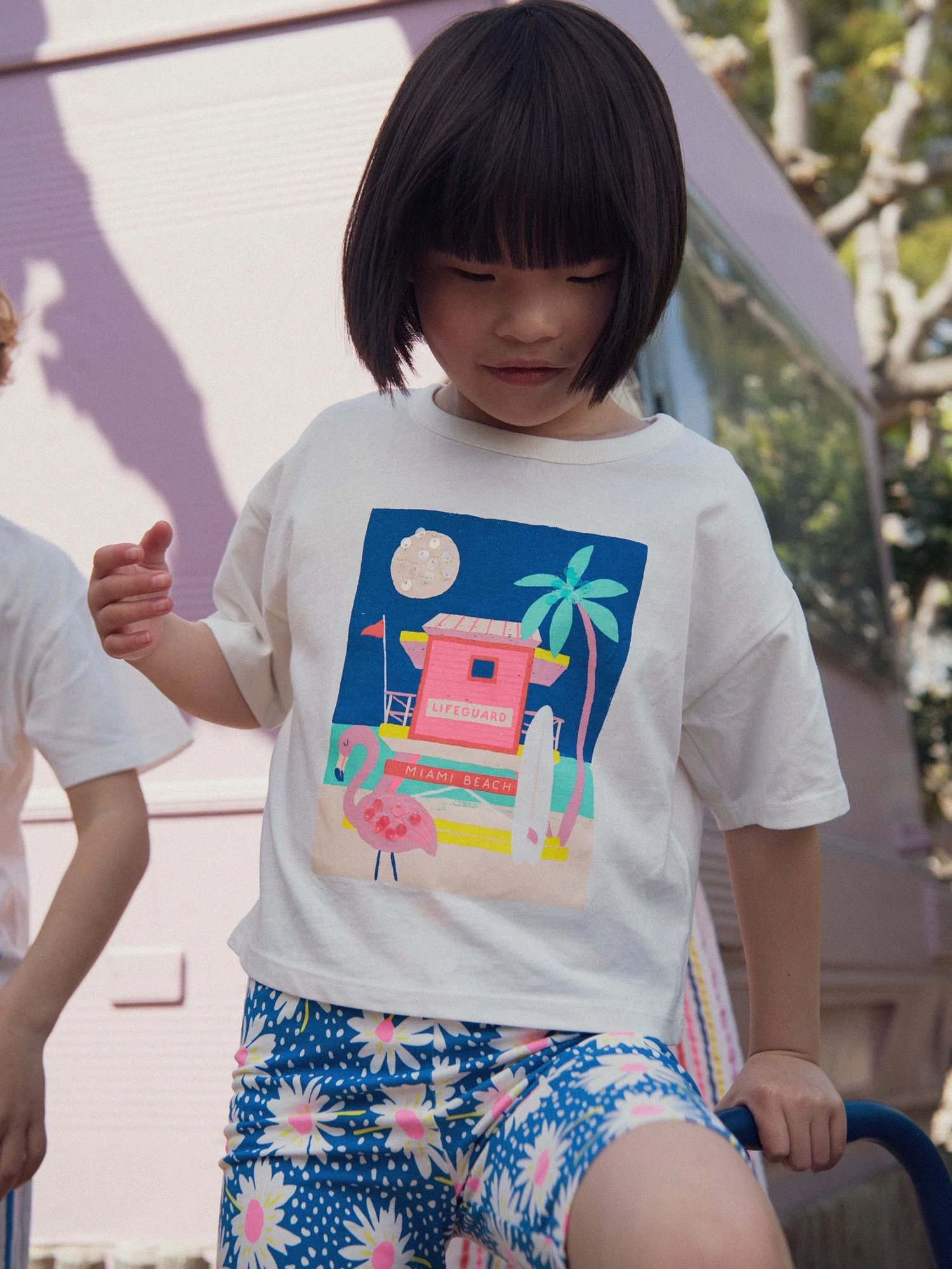 T-shirt écru animation plage pour fille - Image 2