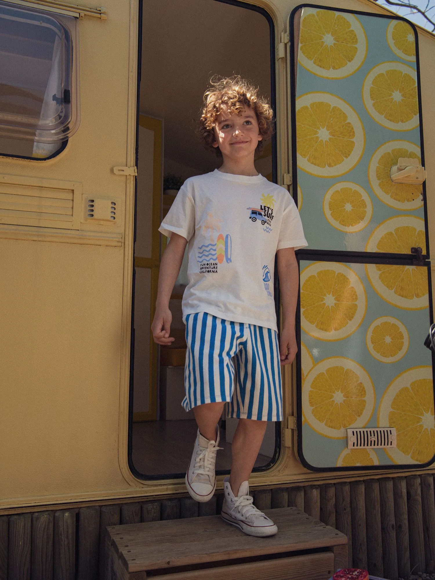 T-shirt écru animations plage pour garçon - Image 3