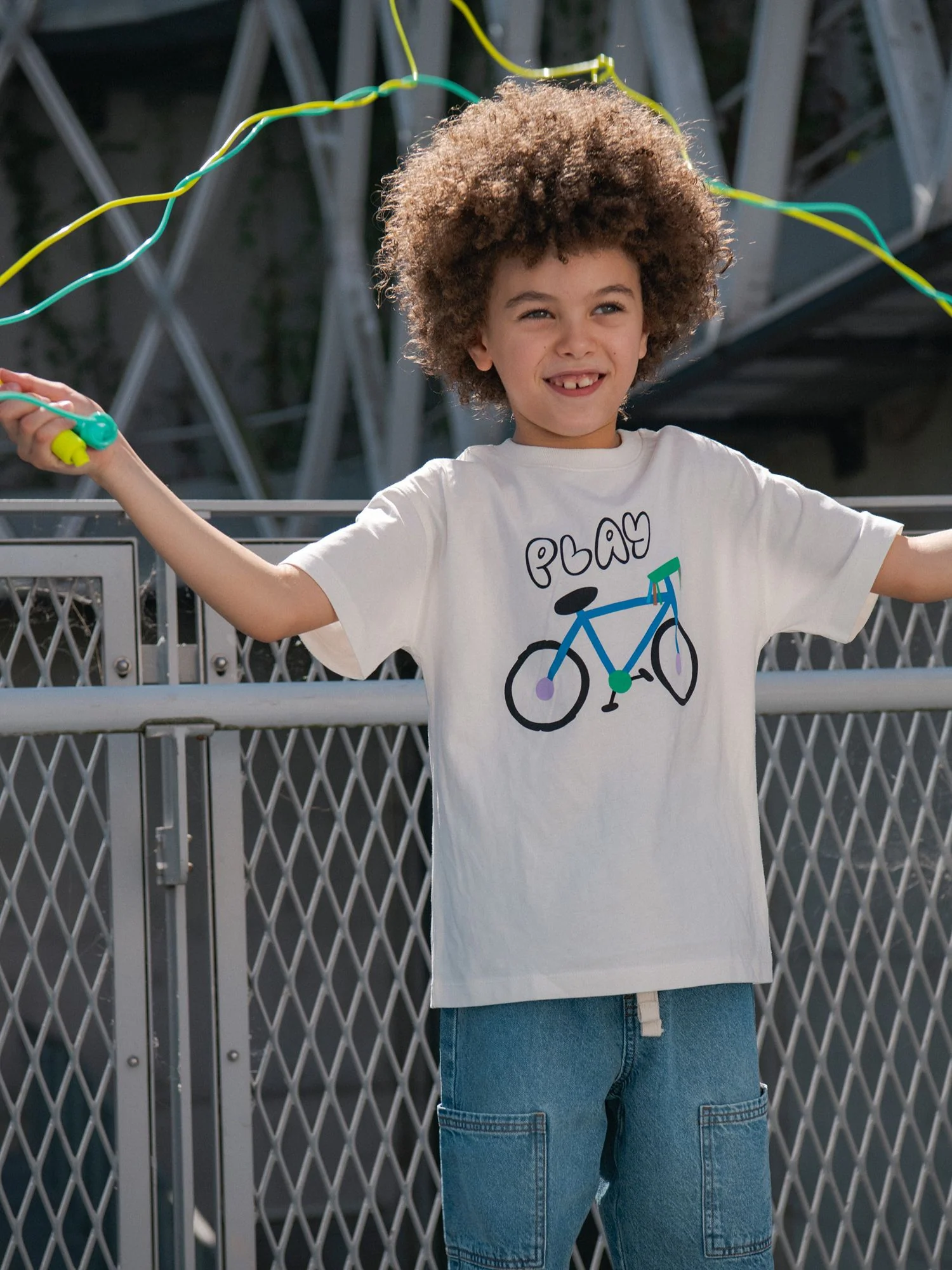 T-shirt écru à animation vélo pour garçon - Image 3