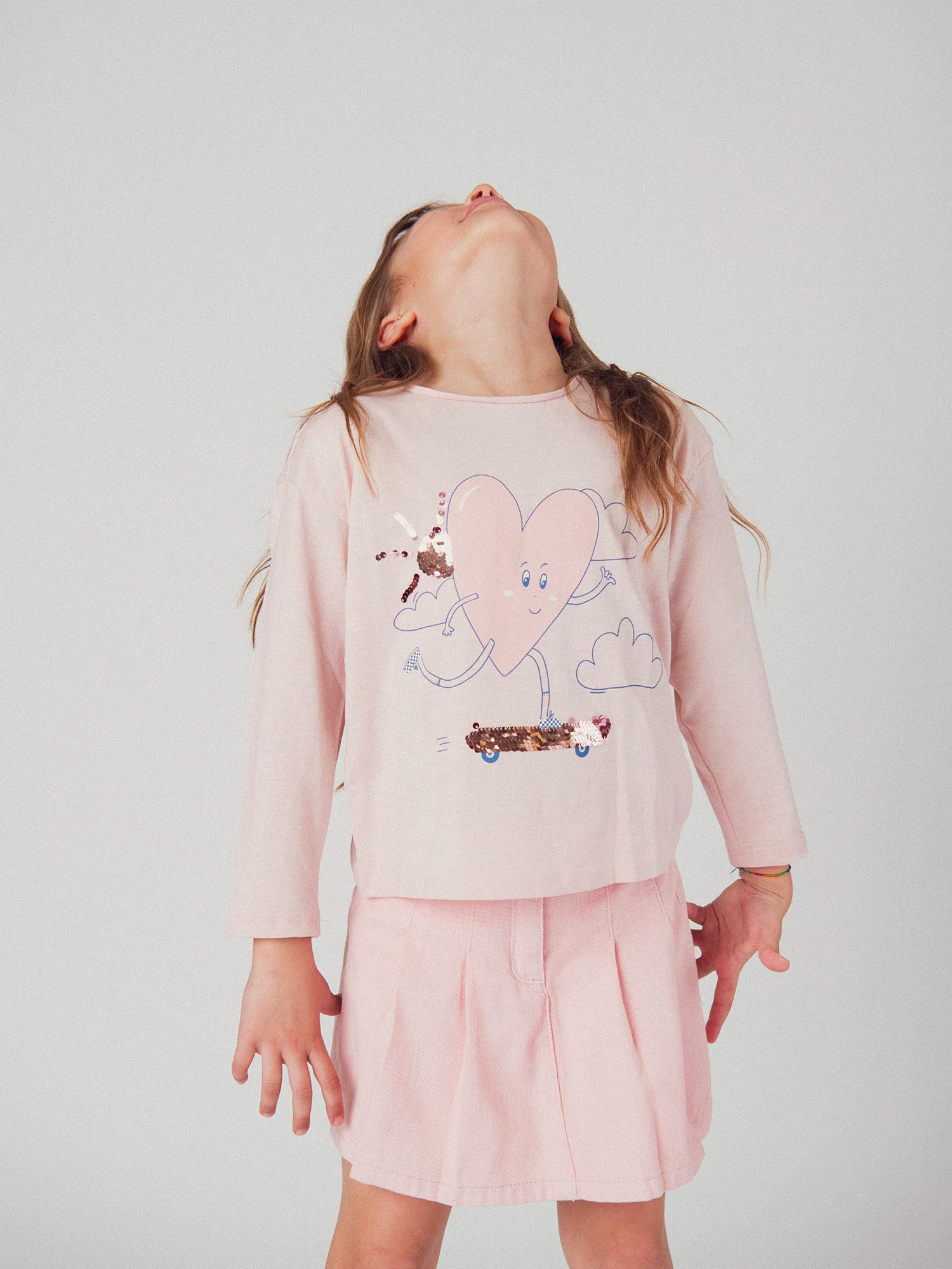 T-shirt rose clair animation coeur pour fille - Image 4