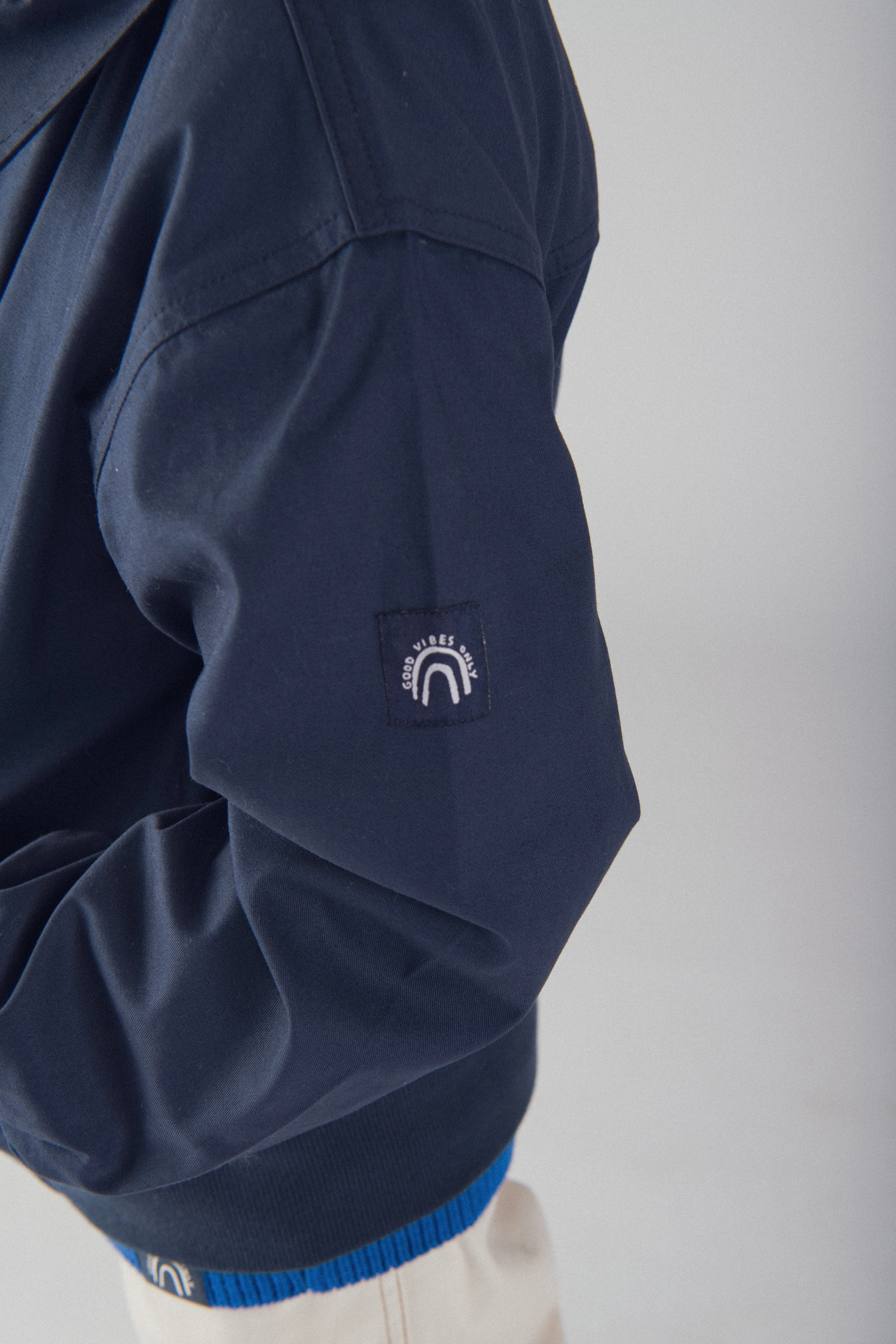 Veste bleu foncée à poches pour garçon - Image 8