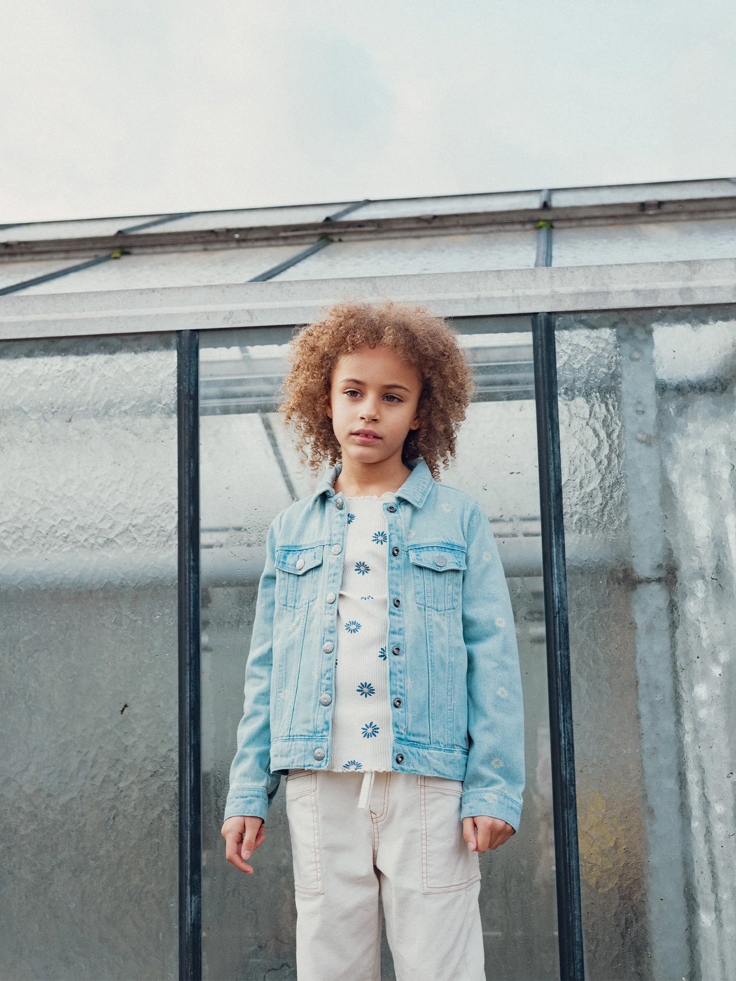 Veste en denim clair à broderies fleurs pour fille - Image 2
