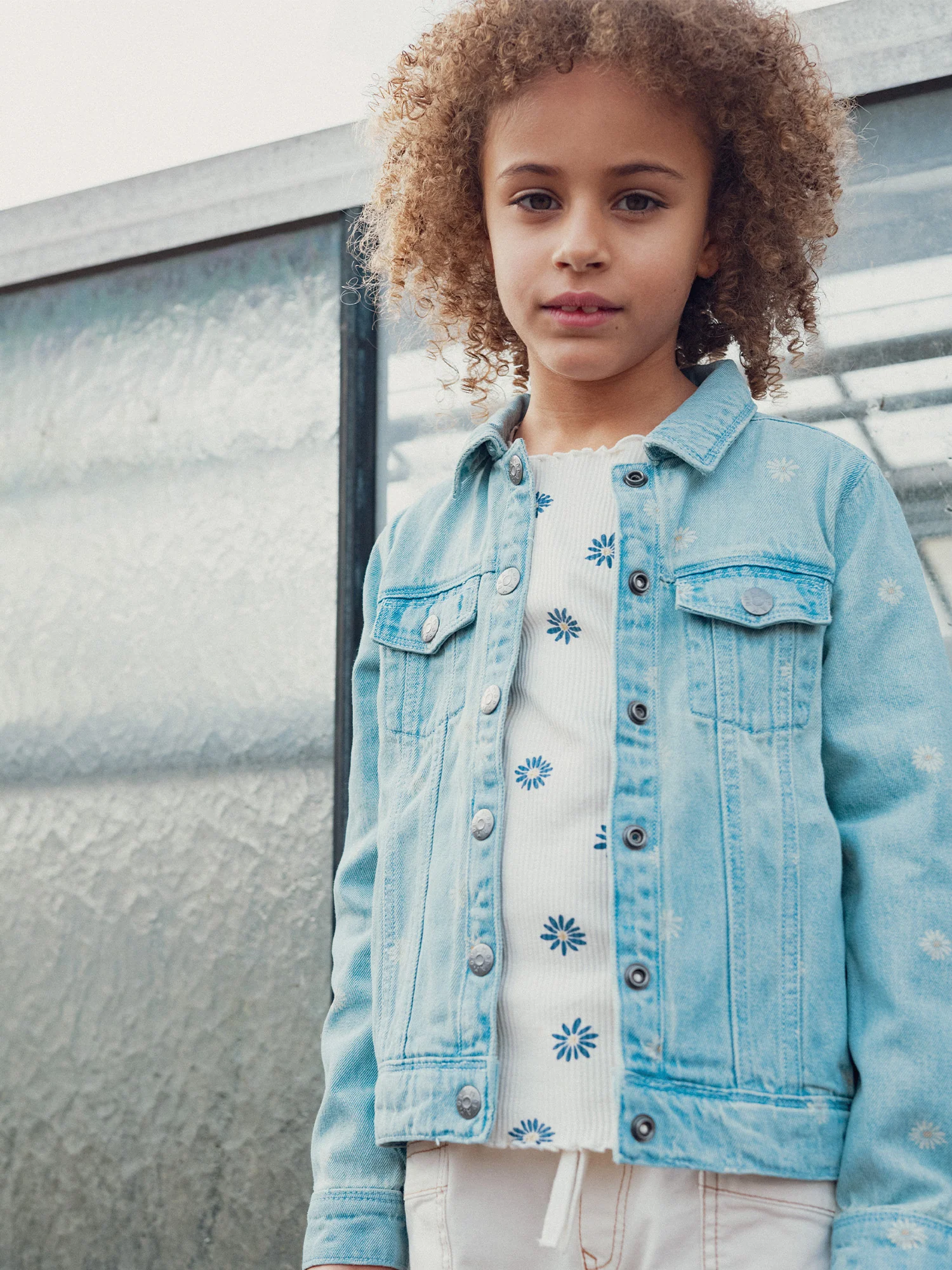Veste en denim clair à broderies fleurs pour fille - Image 4