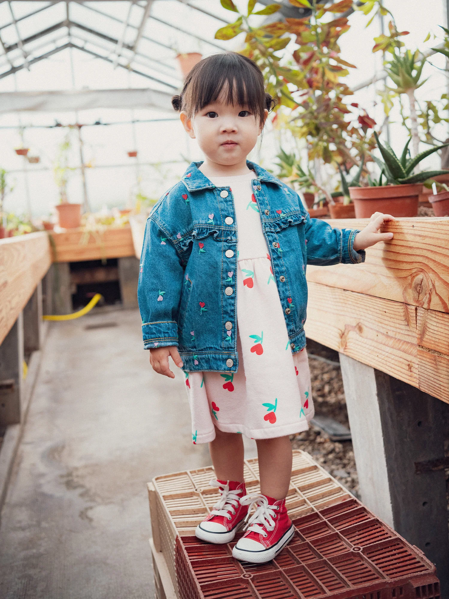 Veste en jean à volant avec broderies fleur-cœurs pour bébé fille - Image 2
