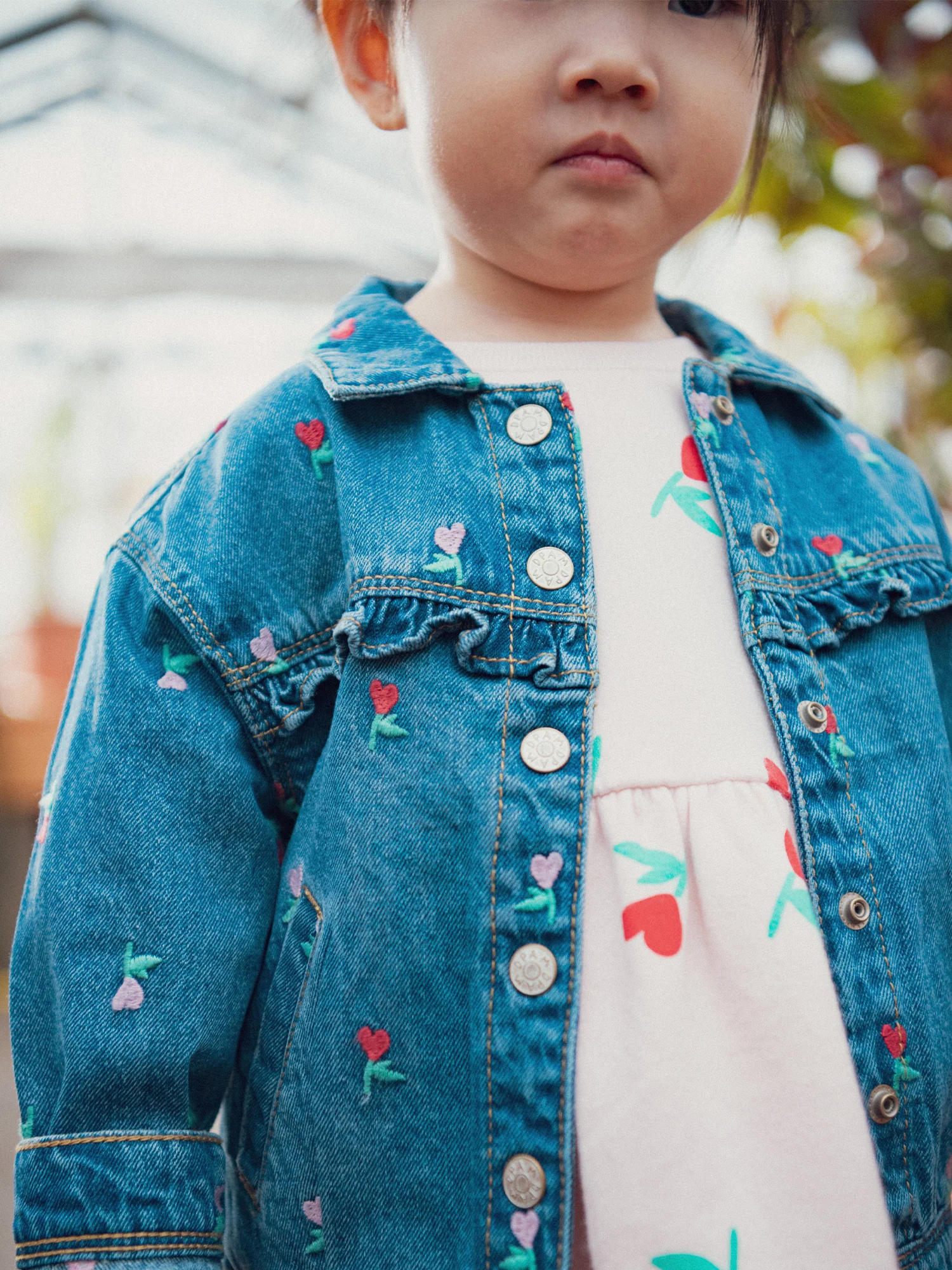 Veste en jean à volant avec broderies fleur-cœurs pour bébé fille - Image 3