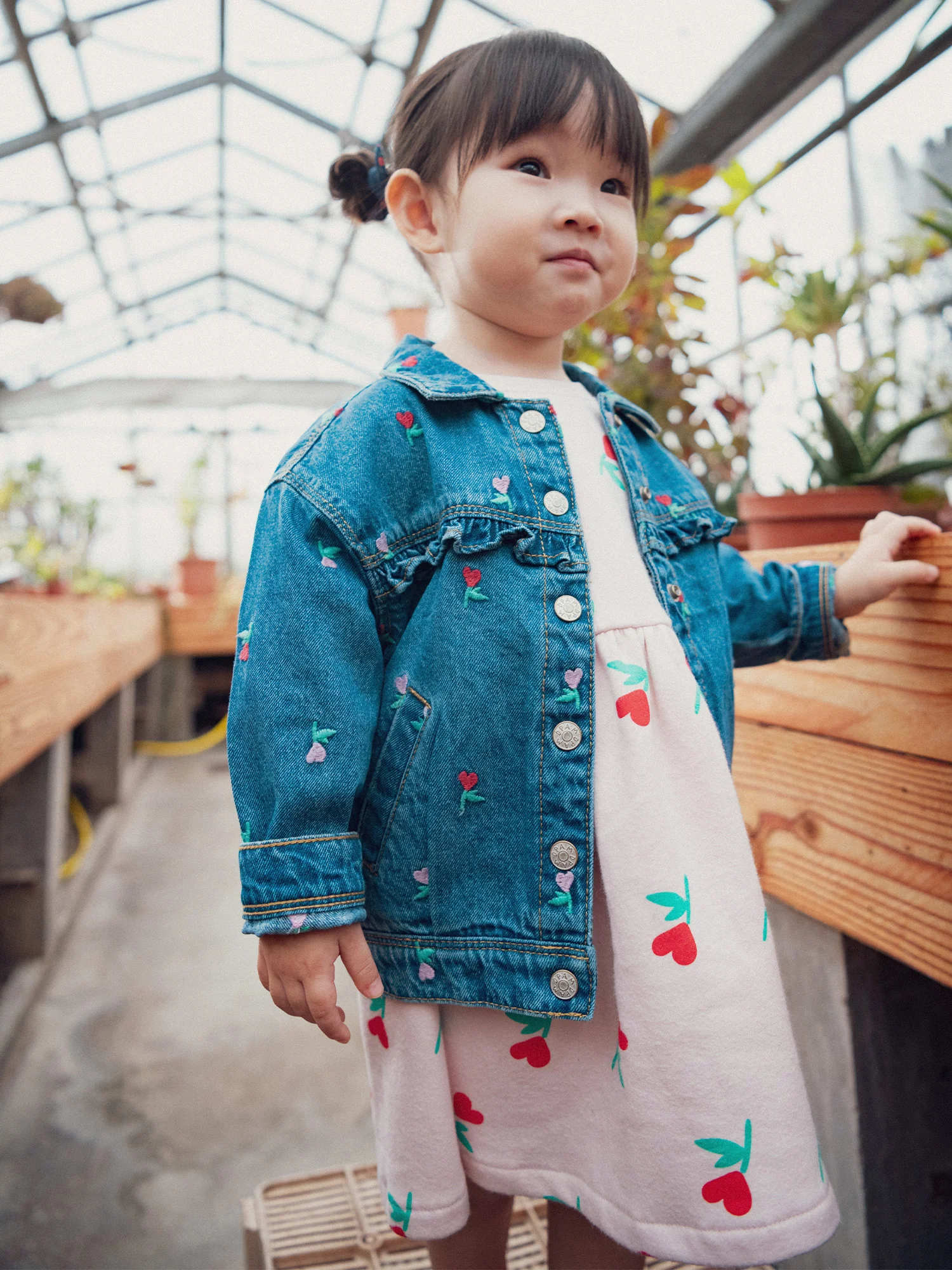 Veste en jean à volant avec broderies fleur-cœurs pour bébé fille - Image 6