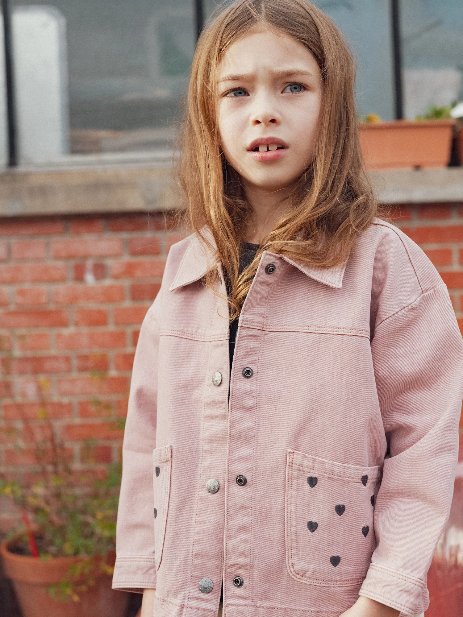 Veste rose à broderies cœur pour fille - Image 3